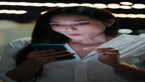 una mujer mirando su teléfono.