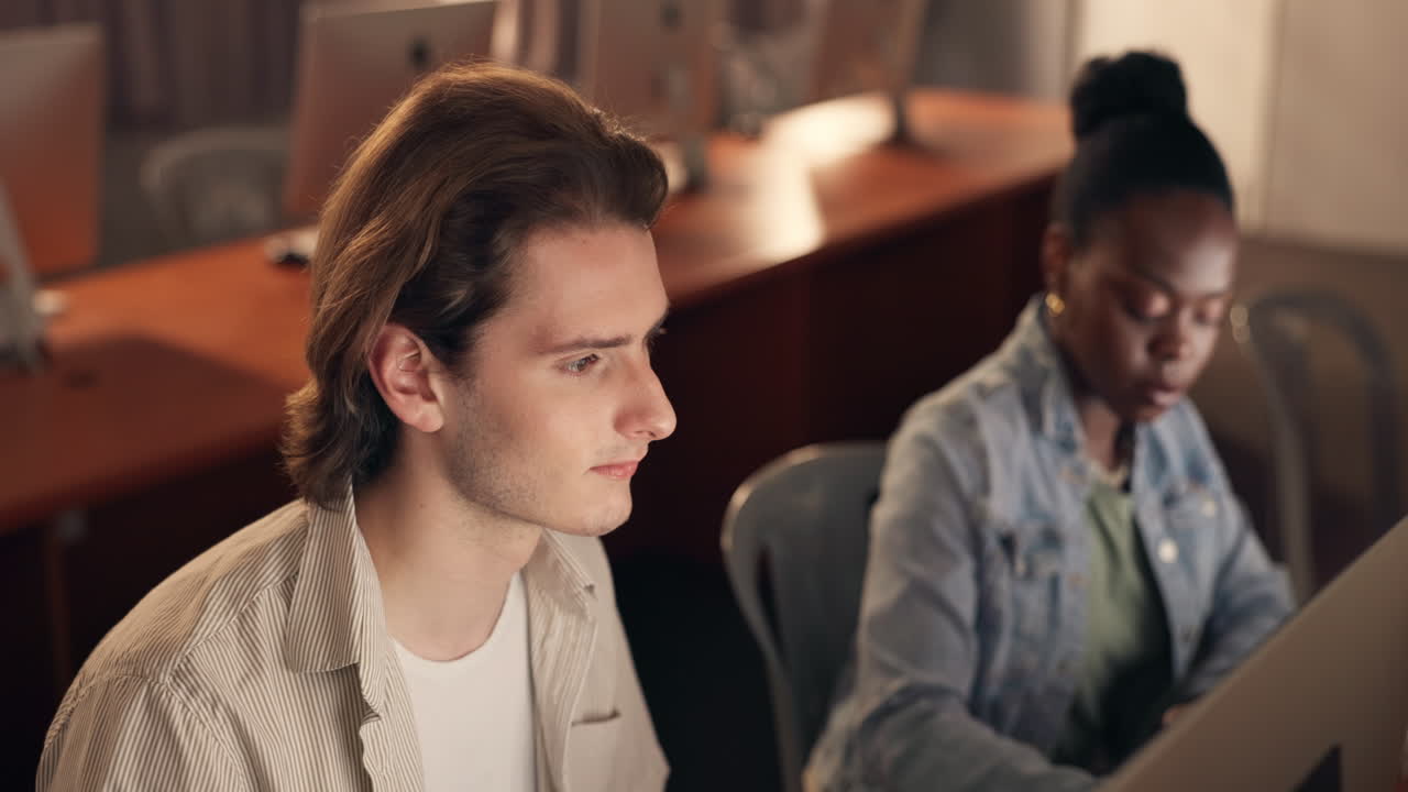 estudiantes estudiando tarde en la noche en un laboratorio de computadoras