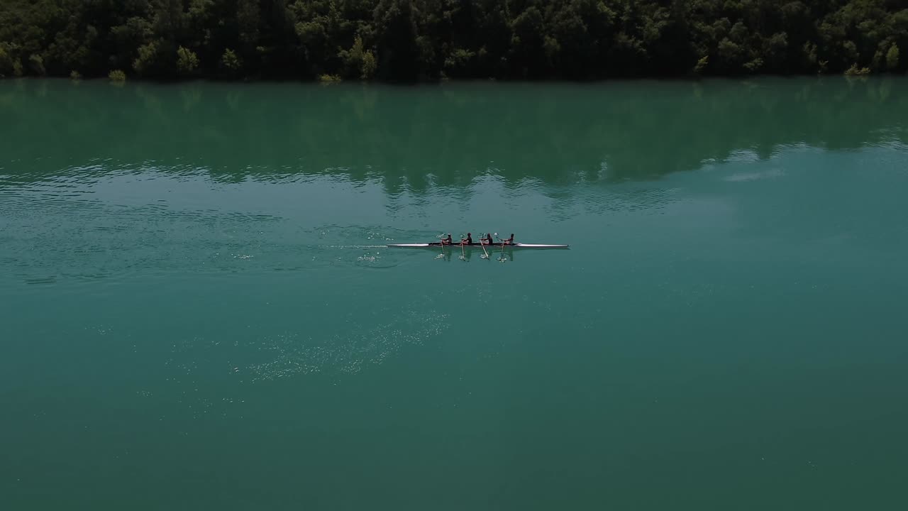 아름다운 호수 위로 노를 젓는 팀 승무원의 공중 전망