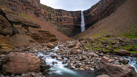 zeitraffer-aufnahmen des wunderschönen hengifoss-wasserfalls im osten islands.