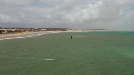 Antena:-Cumbuco-Durante-El-Día-Con-Gente-Haciendo-Kitesurf