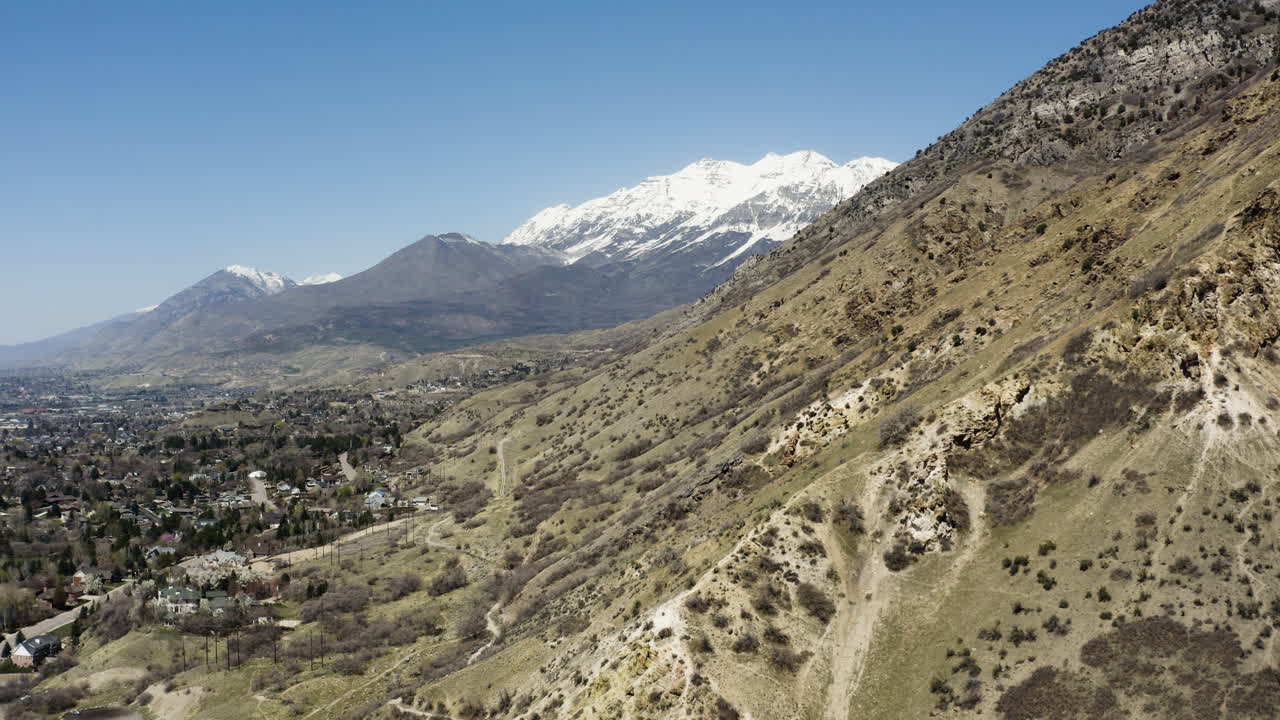 cañón de roca en las montañas wasatch de utah, antena