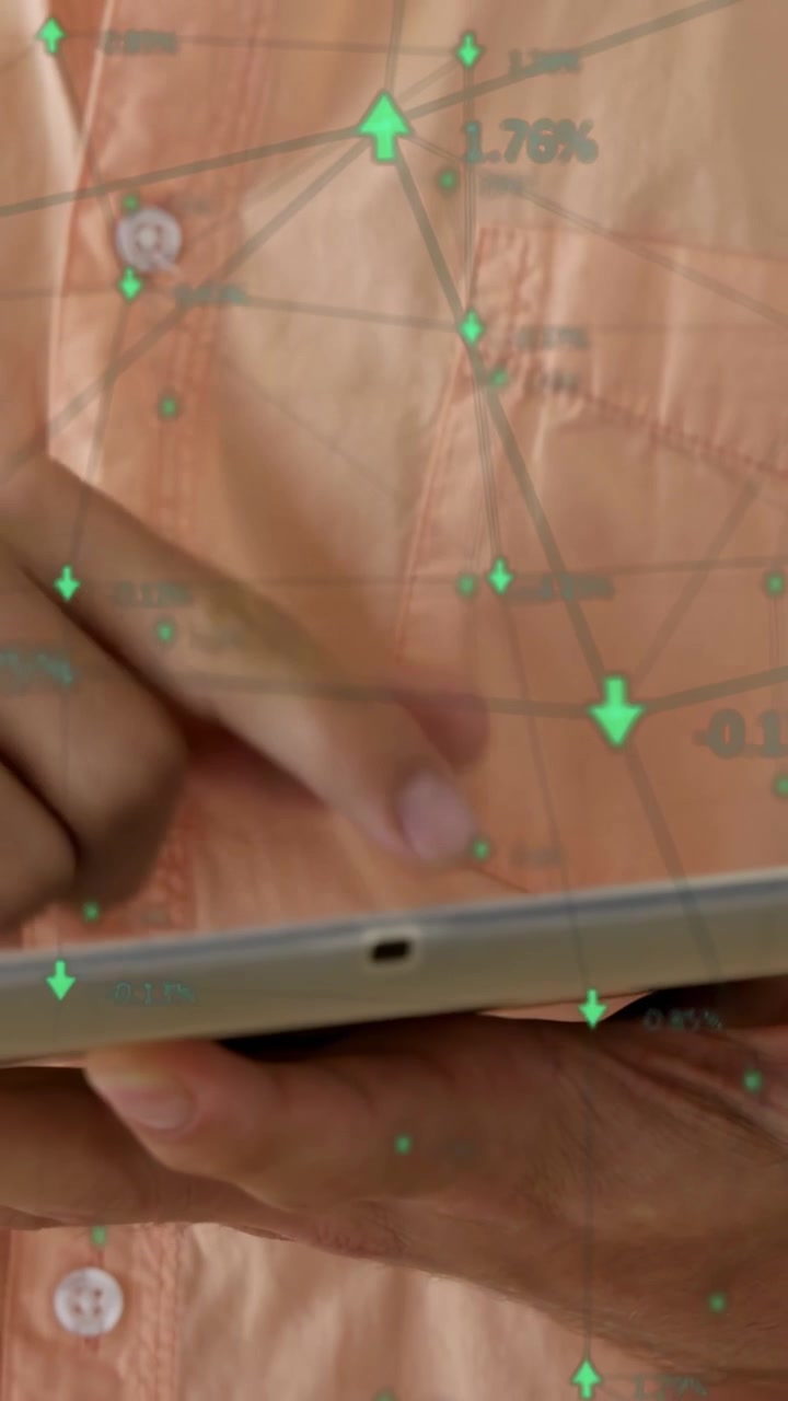 Video verticale: Uomo che tocca e scorre su un tablet mentre appare una sovrapposizione AR verde, mostrando metriche tecnologiche.