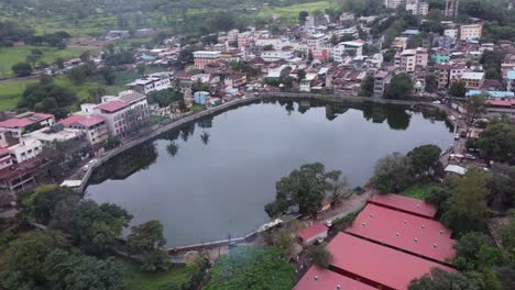 Vista-Aérea-Cinematográfica-Del-Lago-Sagrado-Gautam-Cerca-Del-Templo-Trimbakeshwar-En-La-Ciudad-De-Trimbak,-Nashik,-Maharashtra,-India.