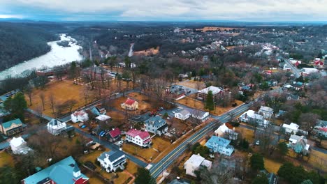Drohne-Harpers-Ferry-River-West-Virginia-Potomac-River-Geschichte-Filmische-Luftaufnahme