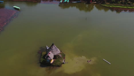 Vista-Aérea-De-Drones-De-4k-Durante-El-Día-Sobre-La-Hermosa-Laguna-De-Los-Milagros,-Tingo-Maria---Puerta-A-La-Amazonía-En-Perú