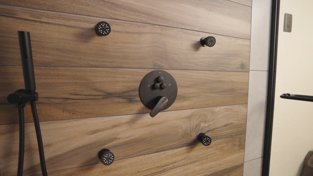 화장실에 럭셔리 샤워 장비.