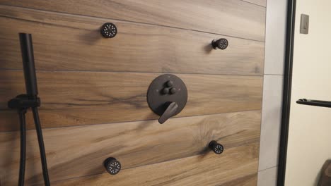 accesorios de ducha de lujo en el baño. pan shot