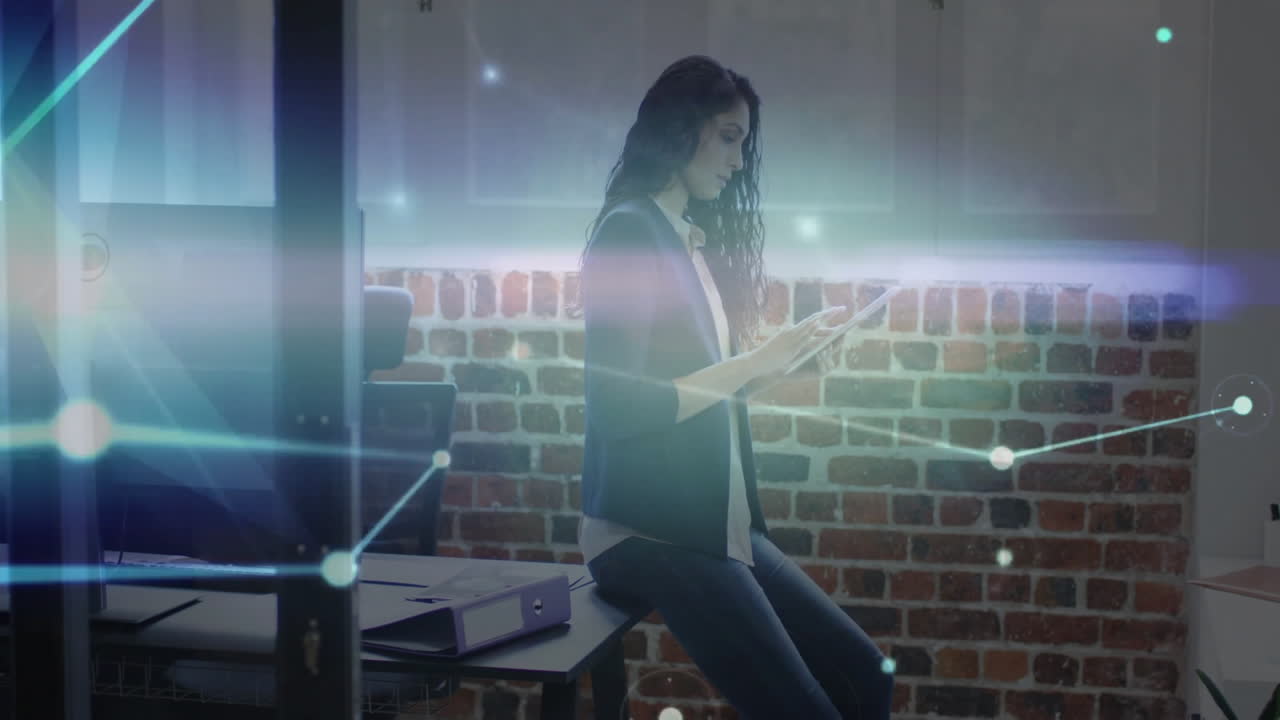 lectura tableta, mujer en la oficina con conexiones de red animación sobre la escena