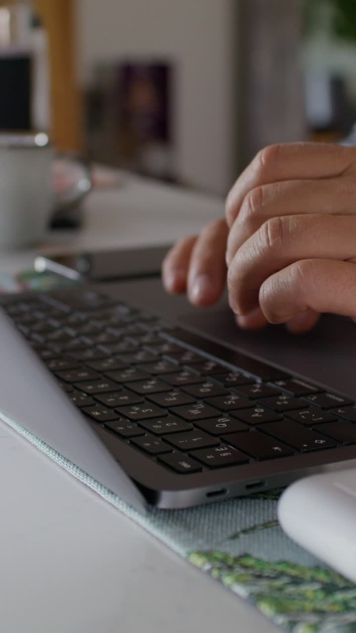 persona que trabaja en un portátil