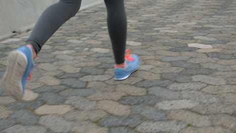 Sección-Media-De-Una-Mujer-Deportiva-Corriendo