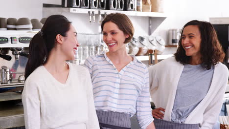 tres mujeres dueñas de negocios detrás del mostrador en la cafetería