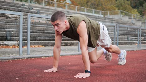 Joven-Atlético-Entrenando-En-La-Pista-Roja-De-Las-Instalaciones-Deportivas