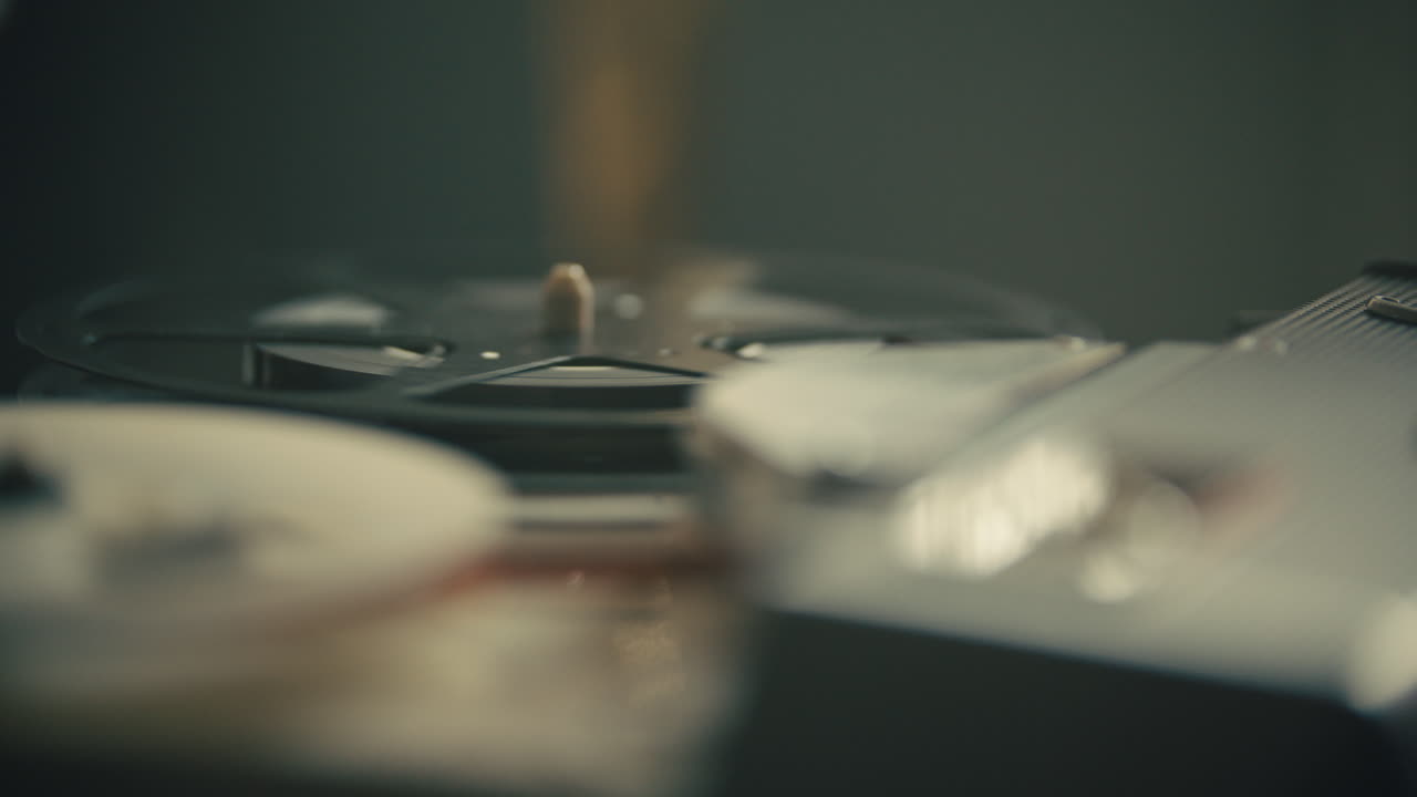 책상 위에서 회전하는 릴 투 릴 테이프