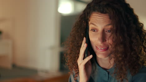 mujer de negocios, llamada telefónica