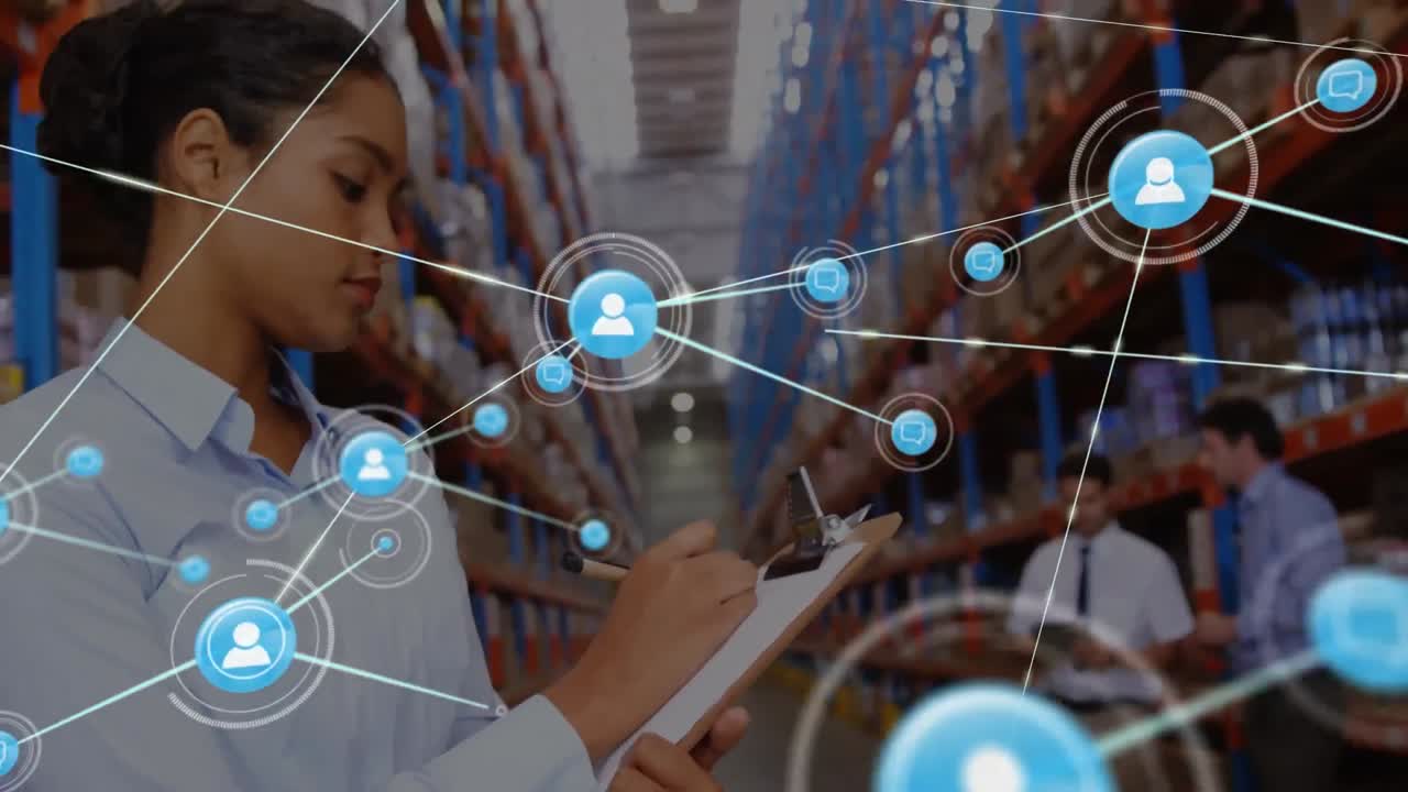 animación de la red de conexiones con iconos sobre mujer biracial trabajando en el almacén.