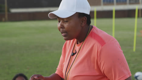 Entrenador-De-Rugby-Femenino-Hablando-Con-El-Equipo