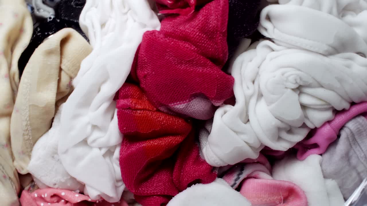 세탁기에 옷을 완전히 으면 닫습니다.