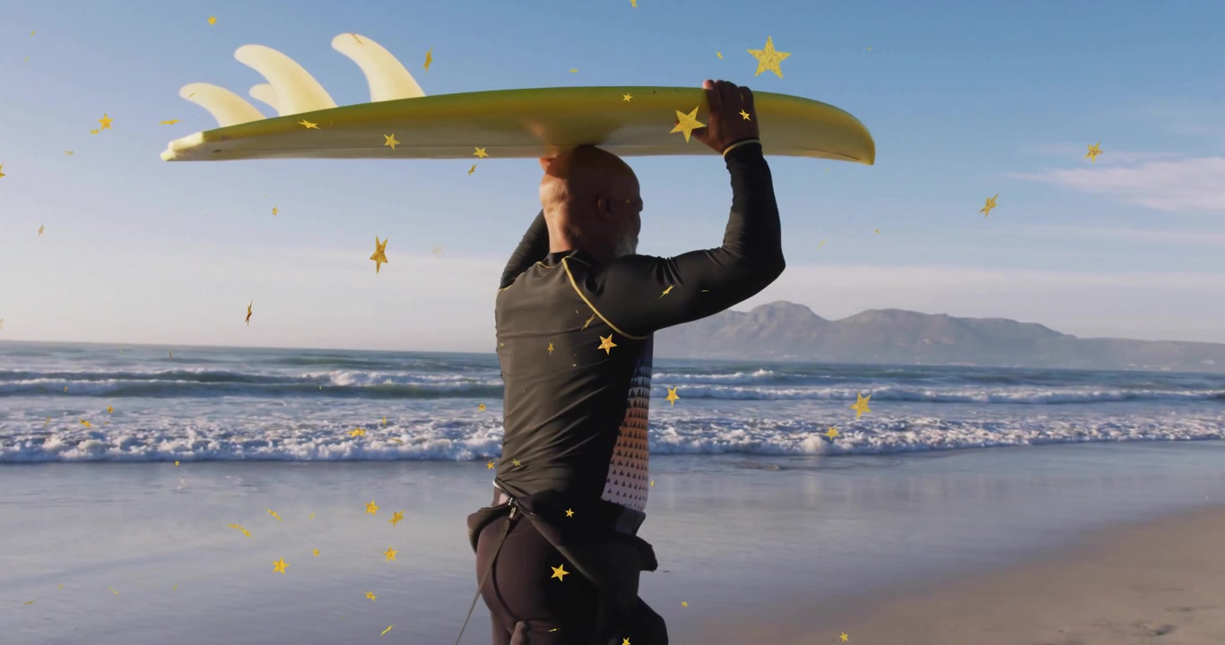 Surfista che sposta il peso e regola la presa sul longboard sulla spiaggia, entrando in acqua bassa per fare surf