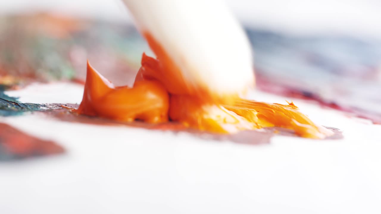 예술가 의 팔레트 에 있는 오렌지색 질