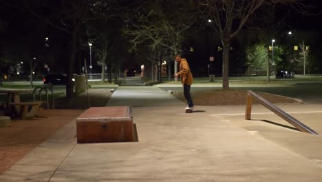 Skateboarden-Im-Skatepark-Bei-Nacht