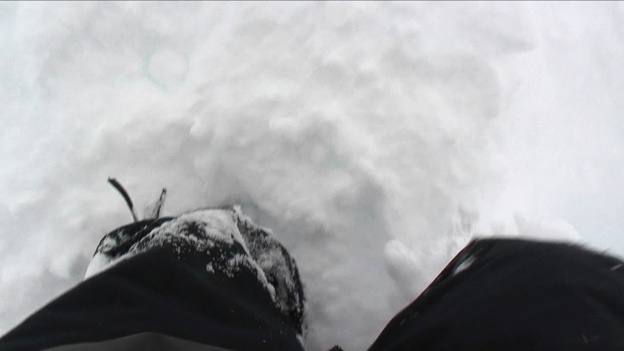 깊은 눈 속을 걷는 등산가의 관점