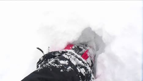 爬山者穿過深雪的貧窮