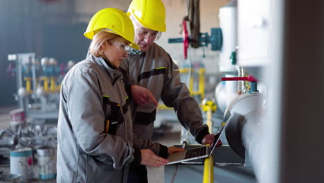 Zwei-Kollegen-Unterhalten-Sich-Bei-Der-Arbeit