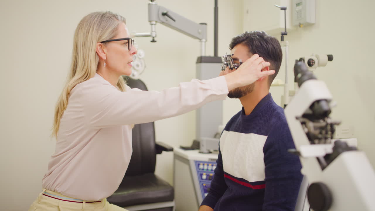 Oculista che esegue un test della vista su un paziente uomo
