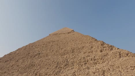 기자 단지에 있는 카프레의 고대 이집트 피라미드의 위에서 아래로 보기