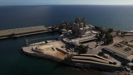 Toma-Aérea-En-órbita-Sobre-La-Fábrica-De-Cemento-De-Arguineguín-En-La-Isla-De-Gran-Canaria-1