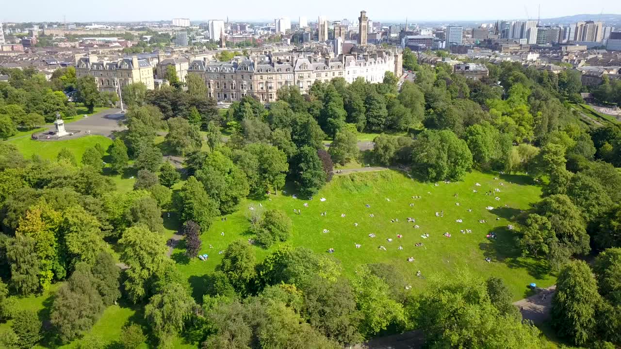 켈벤그로브 공원 밖으로 팬