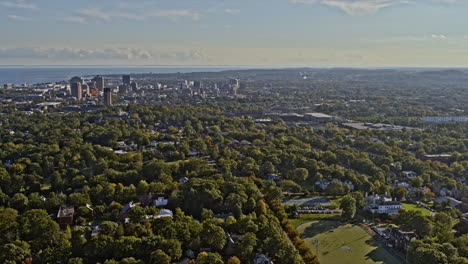 New-Haven-Connecticut-Aerial-V21-Toma-Panorámica-Con-Drones-Que-Captura-Los-Vecindarios-De-Prospect-Hill-Historic,-Newhallville-Y-La-Distancia-Del-Paisaje-Urbano-Del-Centro---Tomada-Con-Una-Cámara-Inspire-2,-X7---Octubre-De-2021