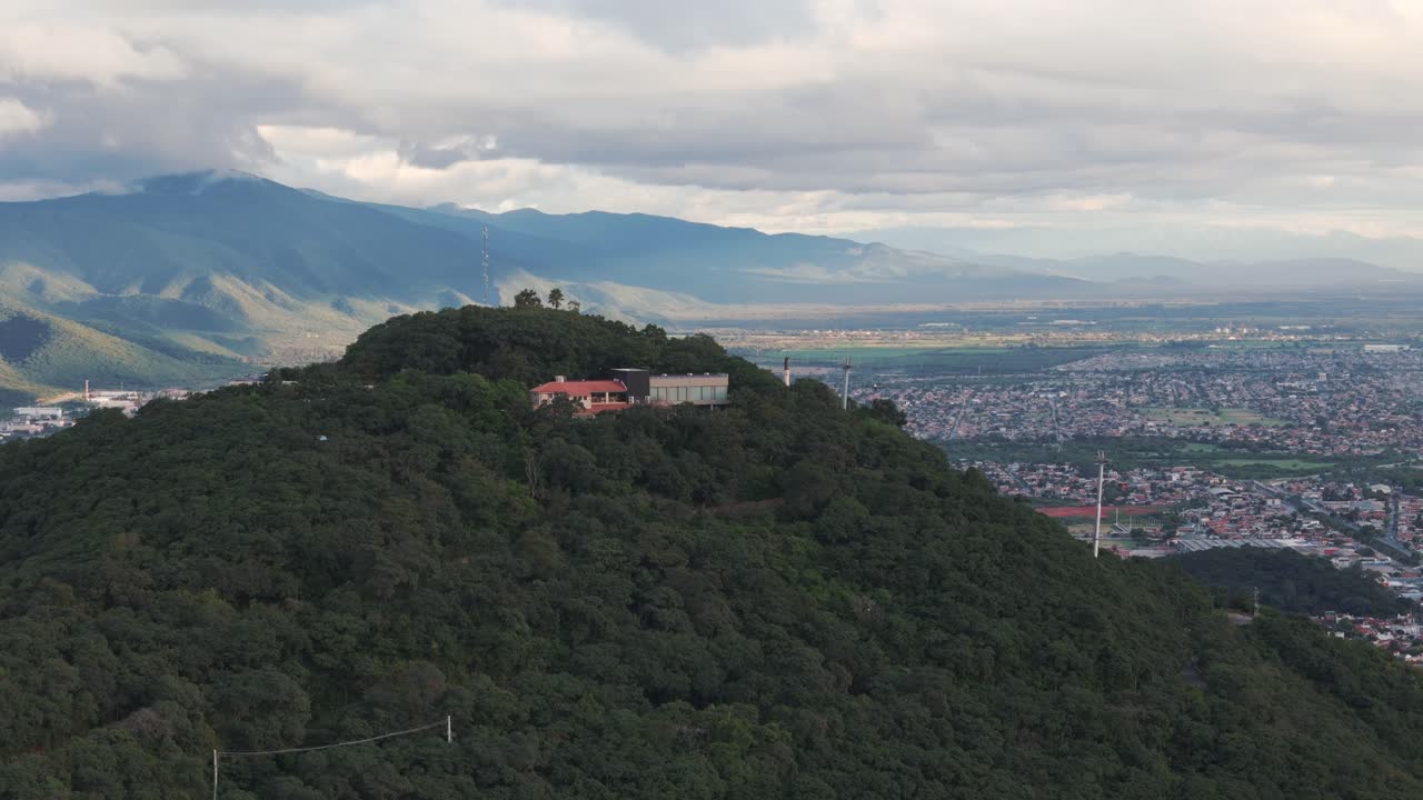aerial de la casa de montaña con salta, capital de la ciudad de argentina más allá