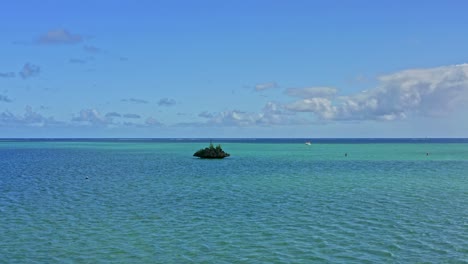 vista aérea del islote de roca cristalina y el océano índico en la isla mauricio, concepto de destino de viaje exótico