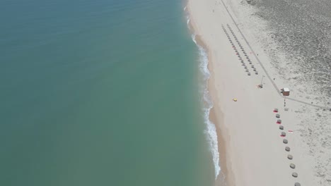 Luftaufnahme-Unberührter-Europäischer-Strände-An-Heißen,-Sonnigen-Tagen-Mit-Kristallklarem-Wasser,-Einsam-Und-Paradiesisch