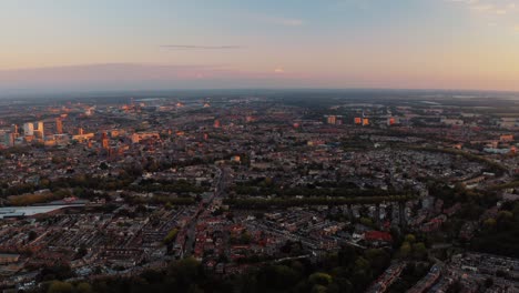 vista aérea del atardecer del centro de la ciudad moderna y el centro industrial de utrecht
