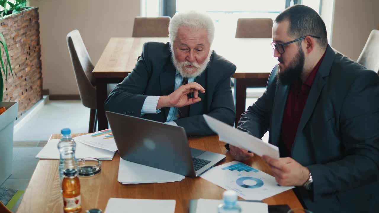 hombres de negocios teniendo una reunión en un restaurante. colegas discuten finanzas y planes para el futuro