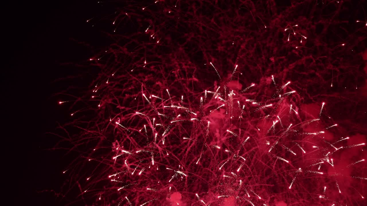 새해 파티 또는 축제 행사에 실제 다채로운 불꽃 축제 배경