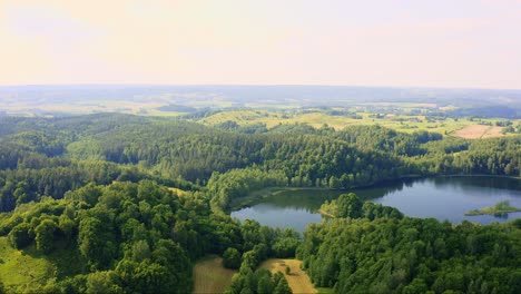 Vista-Aérea-Del-Paisaje-Del-Lago-En-Polonia-Bajo-La-Fuerte-Luz-Del-Sol