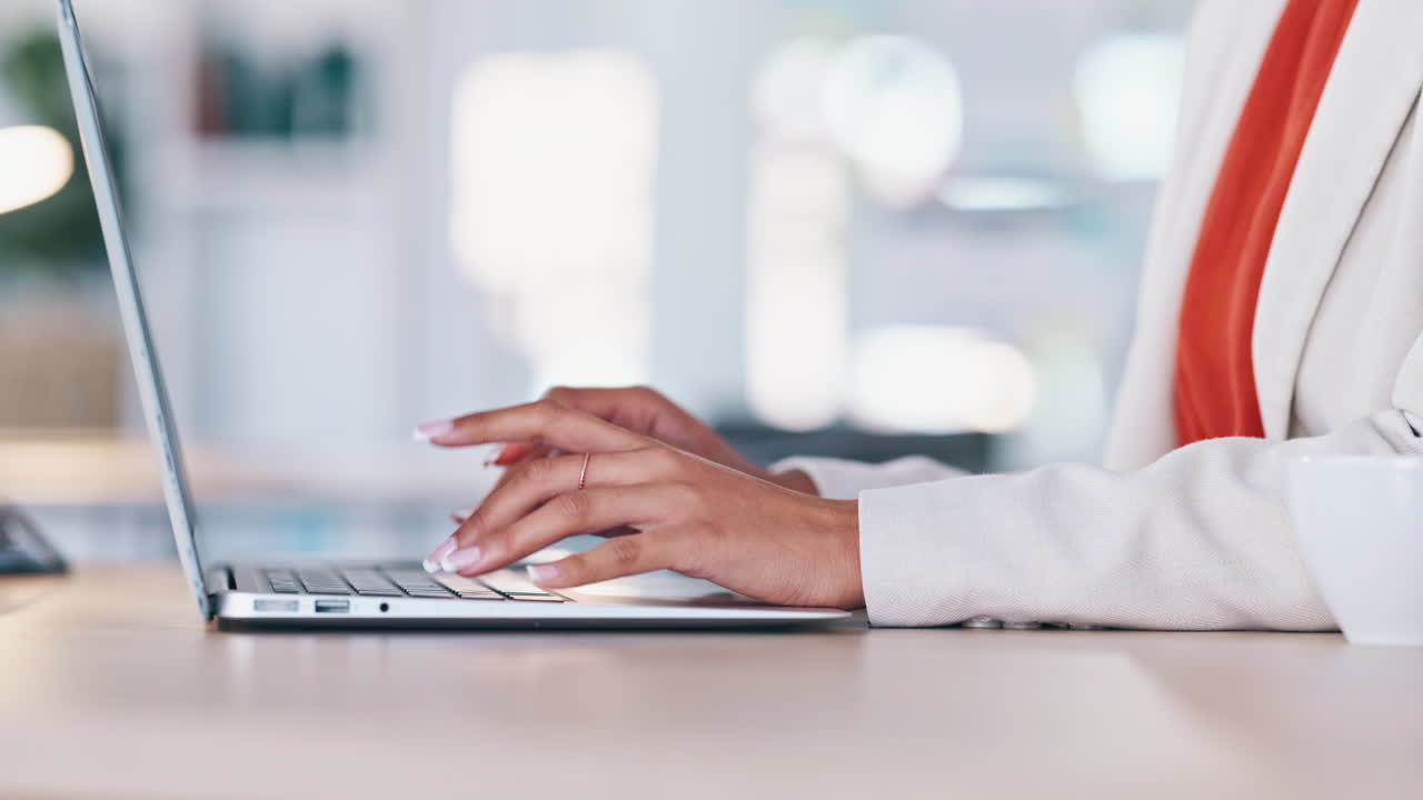 Paralegale professionista o avvocato che digita documenti legali.