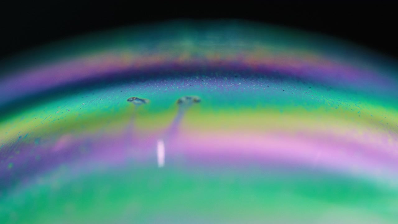 Bolla di sapone multicolore in macro