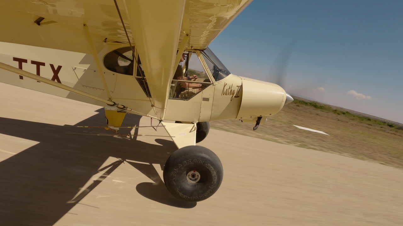 Aereo bushcraft in volo sulla savana e in fase di atterraggio