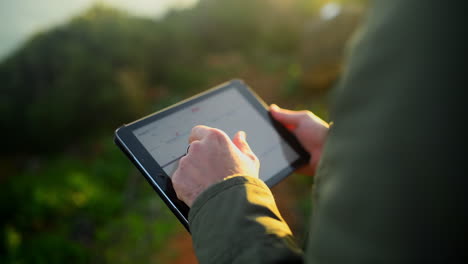 Un-Hombre-Irreconocible-Usando-Una-Tableta-Al-Aire-Libre