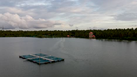 piscicultura en el lago, cultivo en jaulas en lagos y agua dulce, toma aérea, cultivo de peces en asia