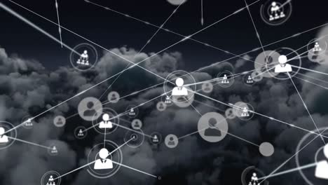 Animation-Eines-Netzwerks-Von-Profilsymbolen-Vor-Dunklen-Wolken-Am-Himmel