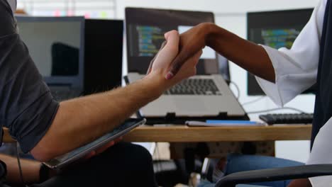sección media equipo de negocios de raza mixta estrechando la mano en un acuerdo de negocios en una oficina moderna 4k