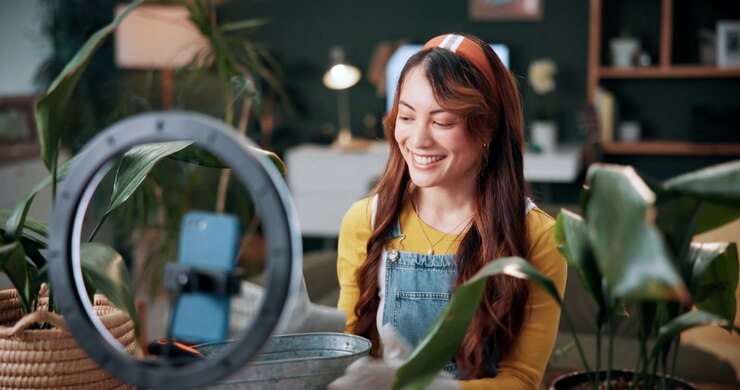 Giovane donna che registra un tutorial di giardinaggio per i social media