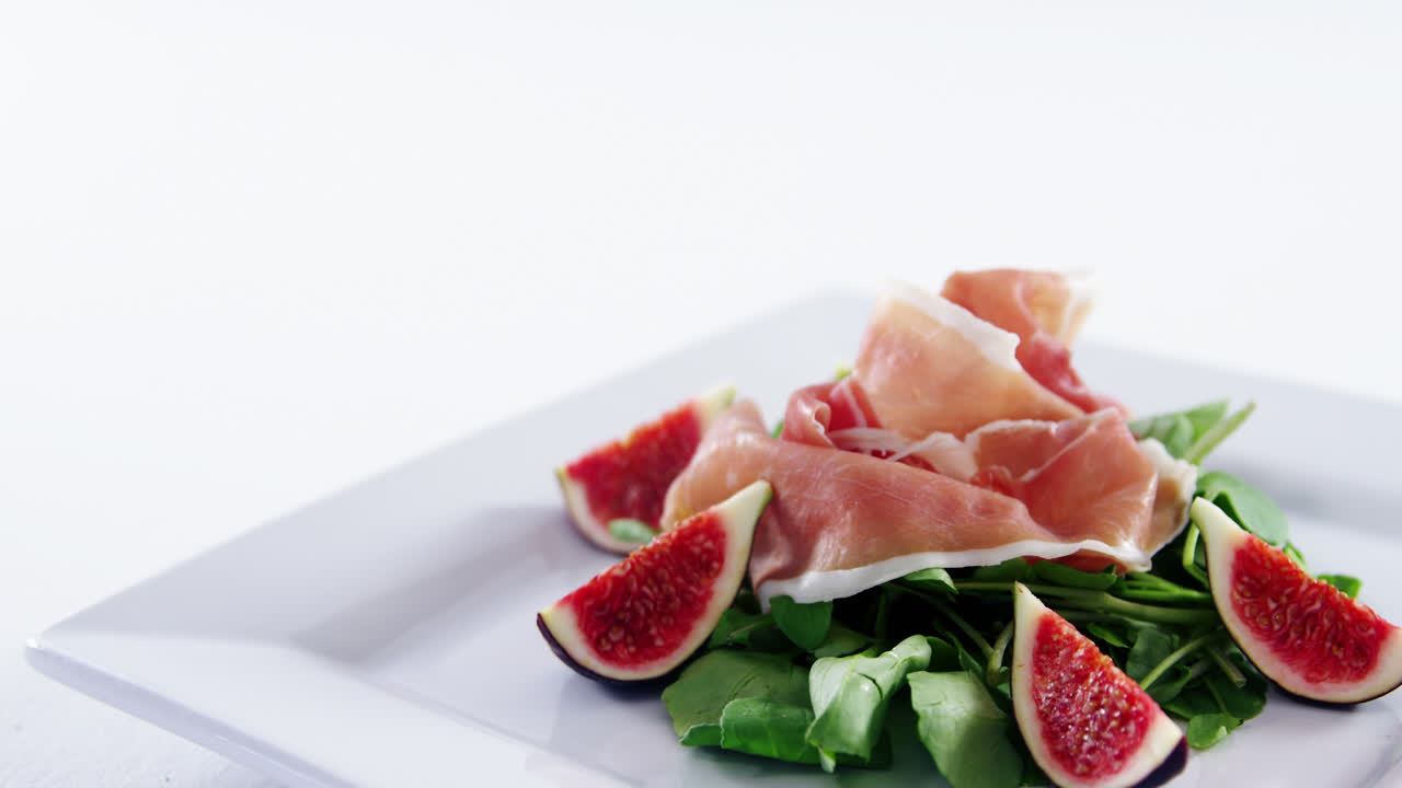 접시에 있는 생고기와 채소