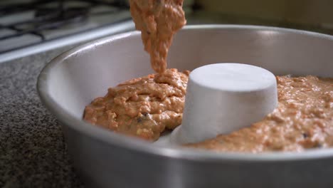 verter la mezcla de masa de pastel de zanahoria en un molde para hornear